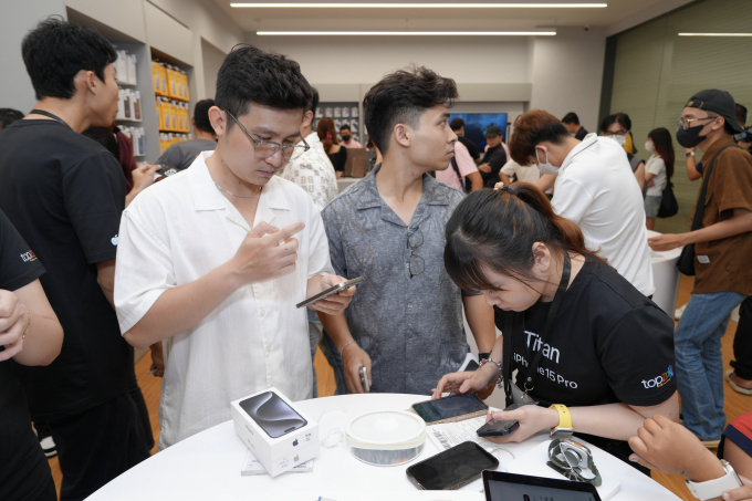 Trước đó, từ ngày 22 đến 28/09/2023, các AAR tại Việt Nam triển khai chương trình đặt trước iPhone 15 series với tổng số lượng đặt hàng của 5 đại lý lớn công bố lên tới hàng chục nghìn máy.