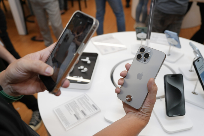 iPhone 15 Pro và 15 Pro Max là những mẫu Pro nhẹ nhất từng sản xuất của Apple nhờ đổi vật liệu khung viền thép không gỉ sang titan kết hợp nhôm, nâng cấp đáng kể về camera (riêng phiên bản Pro Max có thêm khả năng zoom quang 5x), sử dụng chip A17 Pro mới nhất.