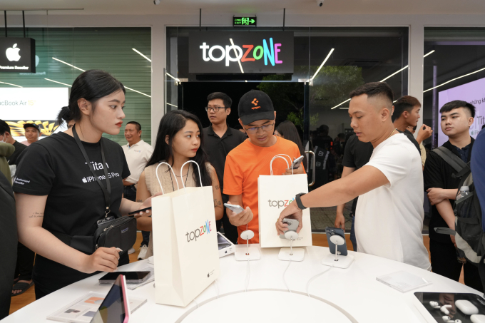 Trong đó, 2 cửa hàng APR (cửa hàng bán lẻ uỷ quyền cao cấp của Apple) là TopZone Xã Đàn, Hà Nội và TopZone Khánh Hội, TP.HCM đã tổ chức sự kiện mở bán sớm rất sôi động.