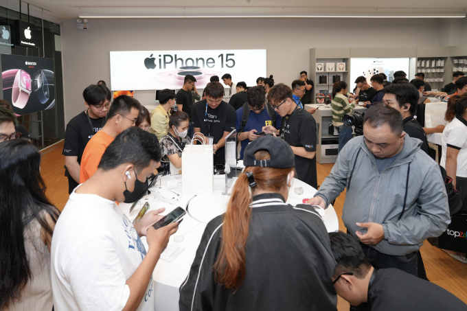 Theo ghi nhận tại hệ thống Thế giới di động và TopZone, đúng 0h00 ngày 29/9, 212 cửa hàng trên toàn quốc đã chính thức giao 5.000 chiếc iPhone 15 mới đến tay khách hàng.