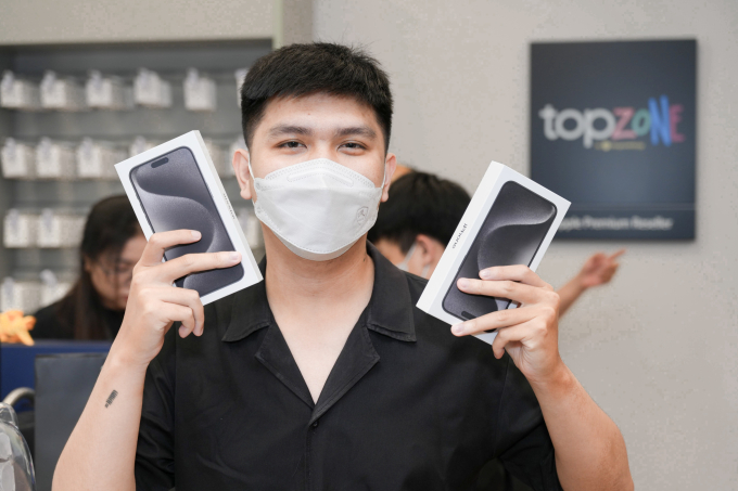 Đợt mở bán đầu tiên này, phần lớn người Việt lựa chọn iPhone 15 Pro Max phiên bản màu titan tự nhiên.