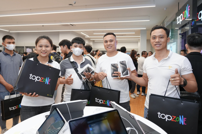  Nhiều người không khỏi tỏ ra vui mừng khi trở thành một trong những chủ nhân đầu tiên sở hữu iPhone 15 Series chính hãng tại Việt Nam