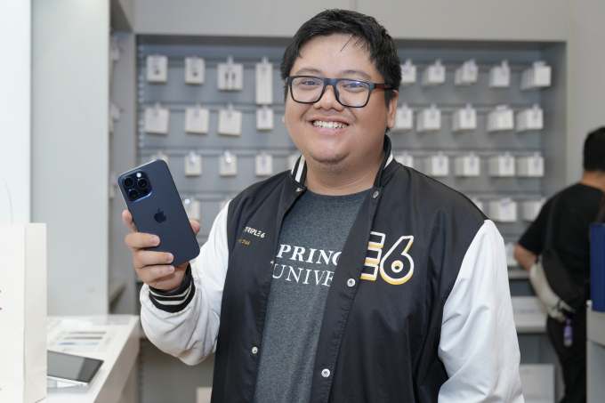 Một trong những khách hàng đầu tiên của TopZone sở hữu iPhone 15 Pro Max màu titan xanh