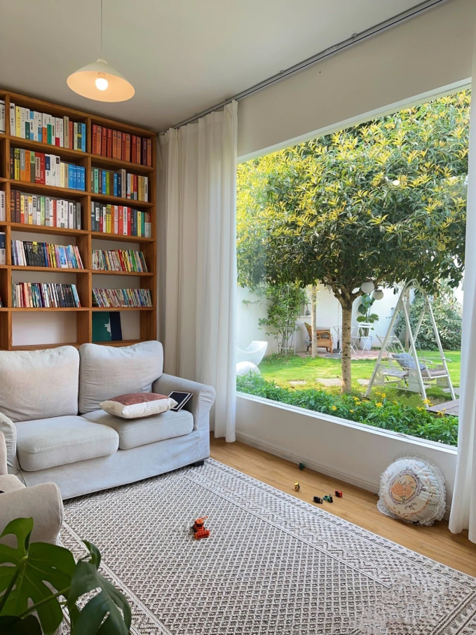 Phòng khách kết hợp với phòng đọc sách.