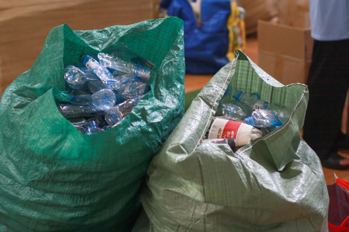 Hơn 2 tấn giấy, 47kg chai lọ, 12.000 bộ quần áo được thu gom trong một sự kiện do học sinh tổ chức