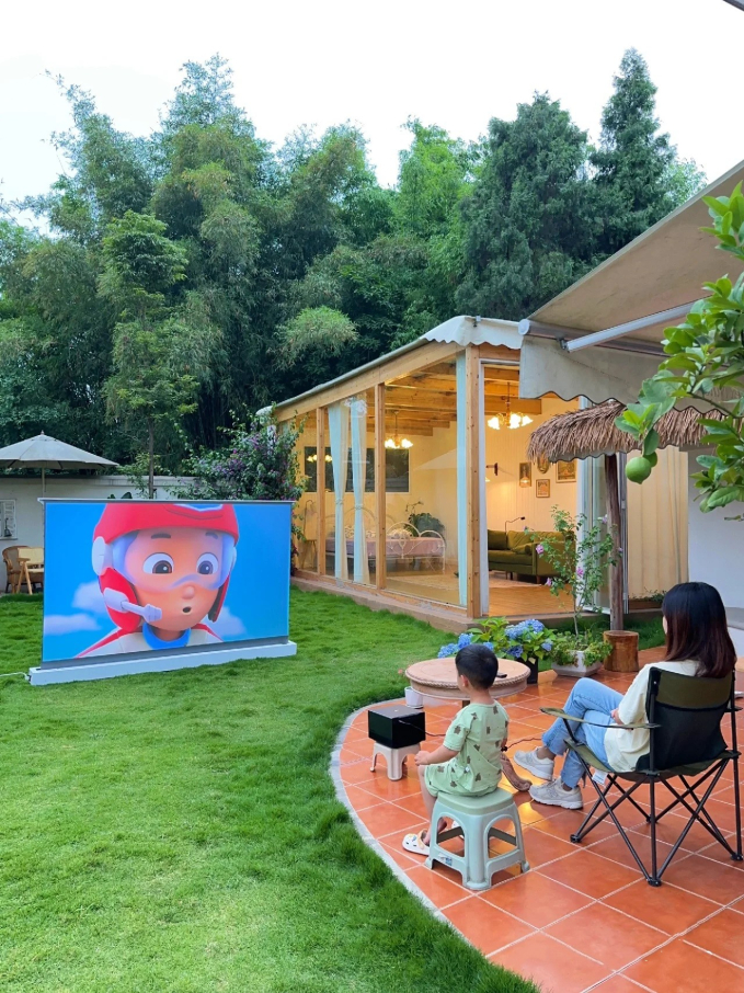 Sân vườn có thể sử dụng làm không gian chiếu phim cho trẻ nhỏ. 