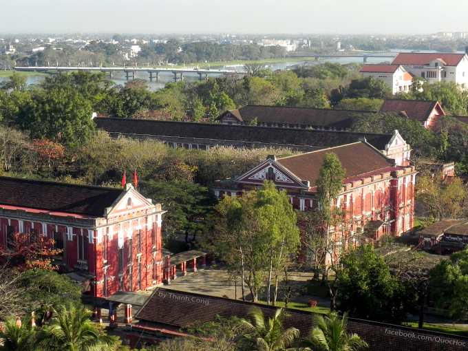 Ngôi trường thơ mộng bên dòng sông Hương