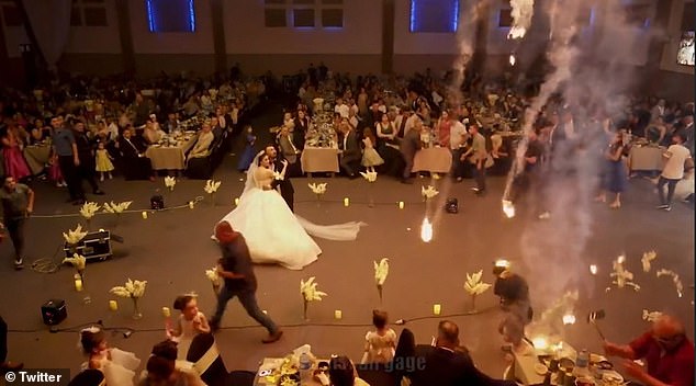 Khoảnh khắc kinh hoàng bên trong bữa tiệc cưới tại Iraq 