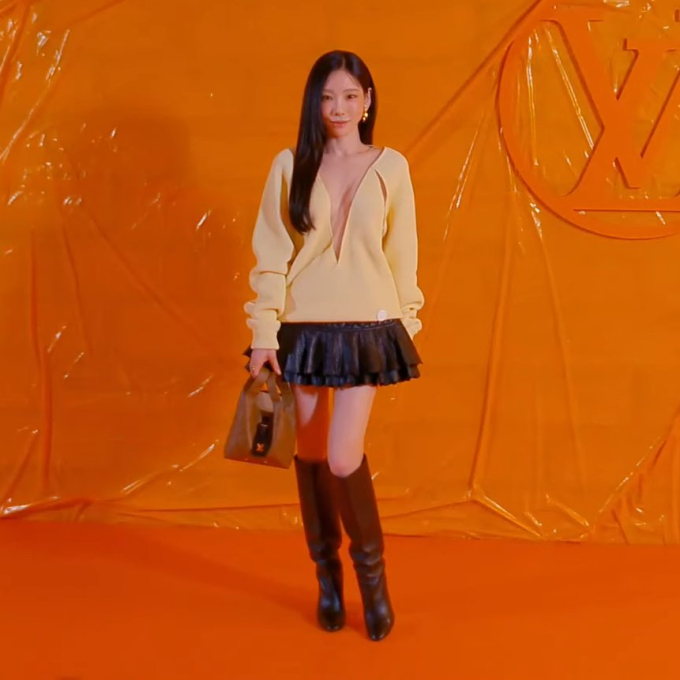 Taeyeon lại có phần sexy nhẹ nhàng hơn với mẫu áo xẻ ngực phối cùng chân váy xếp li và boots. Nữ nghệ sĩ sứ khiến người hâm mộ đứng ngồi không yên với visual xinh đẹp, tươi tắn