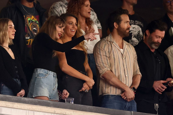 Taylor bên cạnh cặp vợ chồng diễn viên Ryan Reynolds - Blake Lively