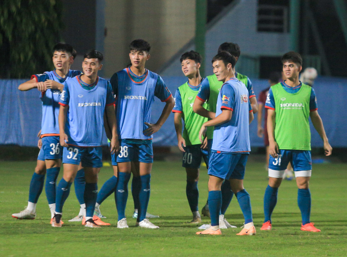 Đội tuyển Việt Nam tập tối ngày 3/10 chuẩn bị cho 3 trận giao hữu FIFA Days tháng 10 gặp ĐT Trung Quốc, ĐT Uzbekistan và ĐT Hàn Quốc. Ở đợt tập trung này HLV Troussier trao cơ hội cho 5 cầu thủ trẻ lên tập luyện chung cùng với đội tuyển
