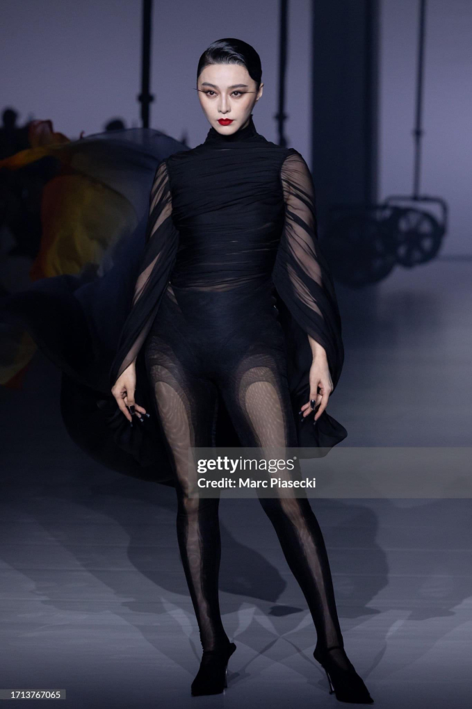 Phạm Băng Băng tái xuất Paris Fashion Week với màn catwalk bất ngờ, nhan sắc U45 có còn hoàn hảo trước Getty Images?