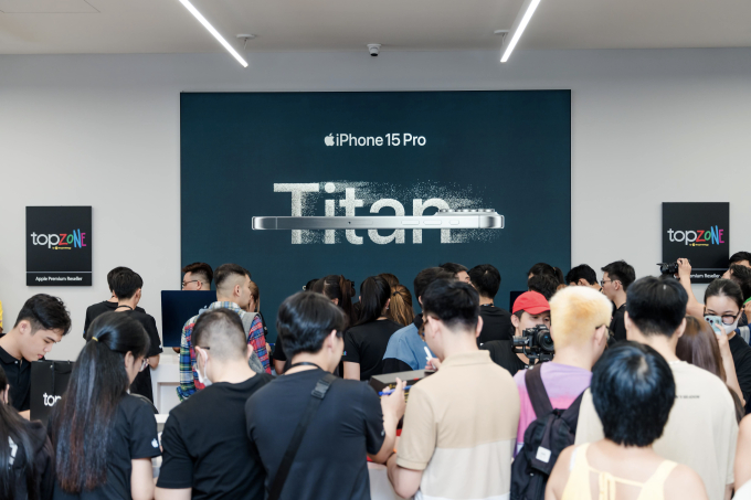   Năm nay, iPhone 15 được mở bán trong nước sớm hơn khoảng 2 tuần so với trước đây, đánh dấu việc thị trường Việt Nam được đưa vào nhóm “tier 2”, chỉ sau các thị trường quan trọng nhất.  
