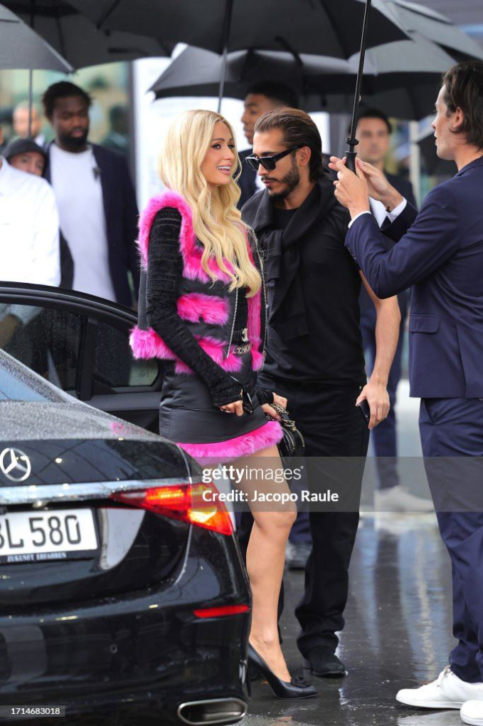 Paris Hilton nổi bần bật giữa phố với set đồ lông tông hồng - đen sang chảnh, trendy phối cùng giày cao gót