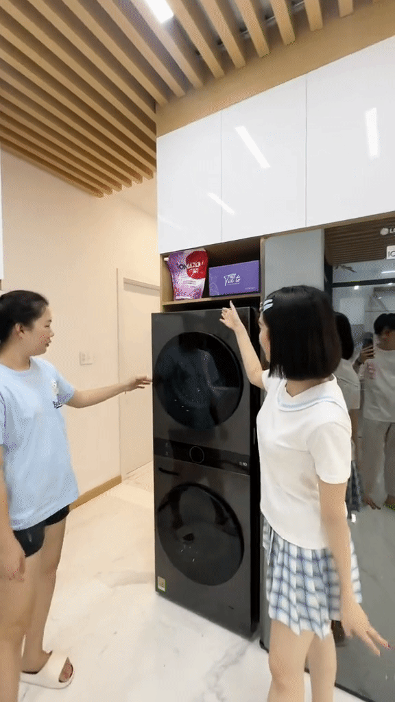 Bộ đôi máy giặt sấy mà Ngọc Trinh mới sắm cũng là sản phẩm của thương hiệu LG. Giá của combo này là khoảng 44 triệu đồng.  