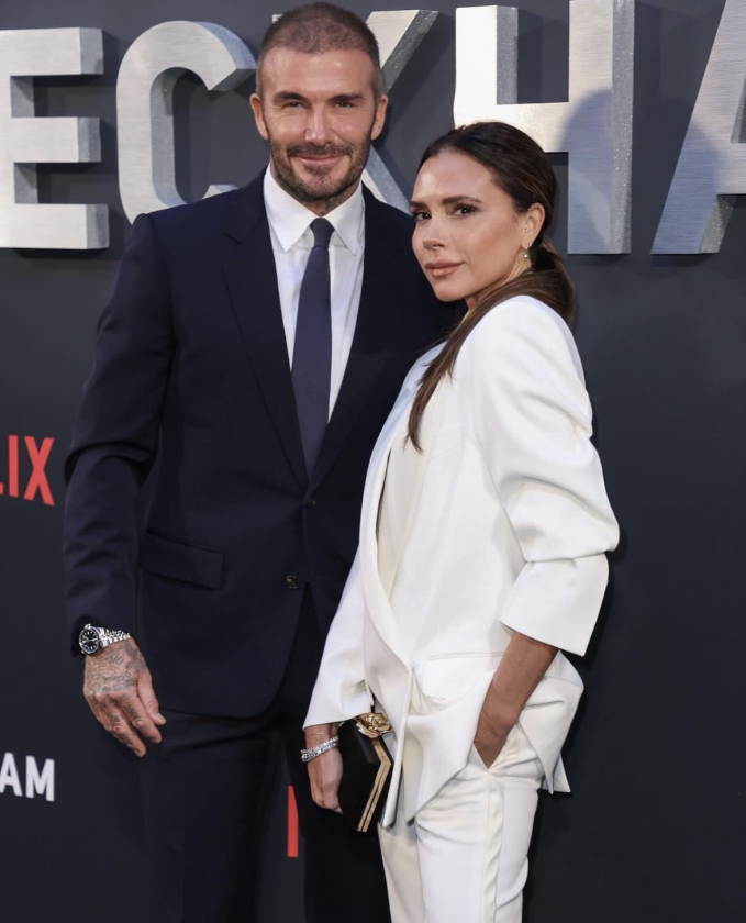 Vợ chồng Beckham cực matching, hài hoà với phong cách sang trọng, hiện đại tại sự kiện. Nếu cựu cầu thủ đình đám diện bộ suit màu xanh đen lịch lãm thì Victoria lại vô cùng thời thượng trong set suit trắng phối cùng giày cao gót đen
