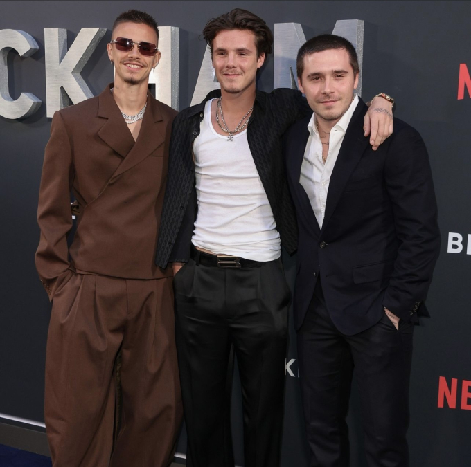 3 quý tử nhà Beckham diện trang phục theo 3 phong cách khác nhau. Nếu Romeo ghi điểm với set đồ nâu cách điệu, Cruz có phần trẻ trung, phóng khoáng thì anh cả Brooklyn lại mang vẻ lịch lãm, trưởng thành 