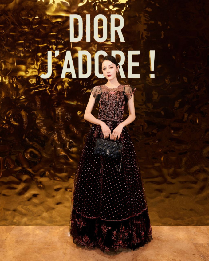 Đi ngắm triển lãm Dior J'adore mà Jisoo vừa dự ở Paris, tôi mới thấy thế nào là 