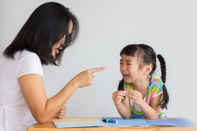 Chuyên gia: Cha mẹ nuôi dạy con có EQ cao không bao giờ sử dụng 3 câu nói này