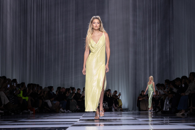 Không những không tôn lên form dáng của thiết kế váy Versace, Gigi còn thể hiện biểu cảm mờ nhạt, thiếu sức sống