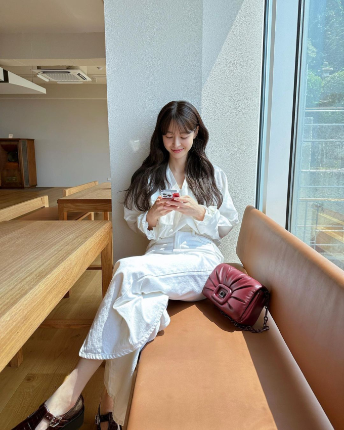   Đi cafe hay dạo phố thường ngay với bạn bè, Nara cũng ưu tiên các item đơn giản và phổ thông như quần jeans ống rộng và áo sơ mi. Cô lựa chọn gam màu trắng với mục đích ''trẻ hóa'' giao diện độ tuổi U35, đồng thời ghi điểm khéo léo và có gu cho phong cách của chính mình.   