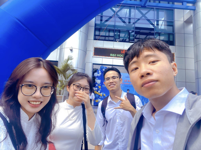 Đình Tùng (thứ 2 từ phải sang trái) nhập học NEU cùng hội bạn thân