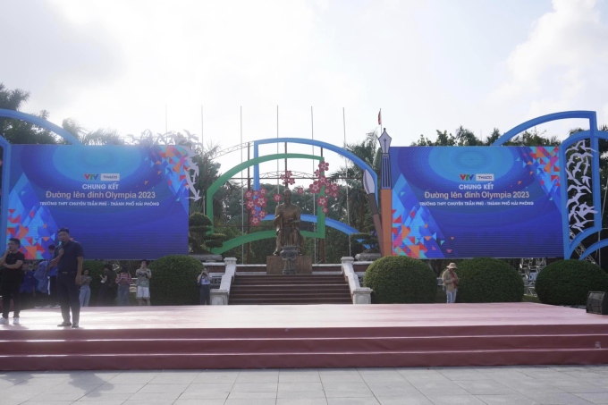 Sân khấu chính tại điểm cầu Khu di tích Trạng Trình Nguyễn Bỉnh Khiêm (Ảnh: Ban phát thanh Học đường trường THPT chuyên Trần Phú) 
