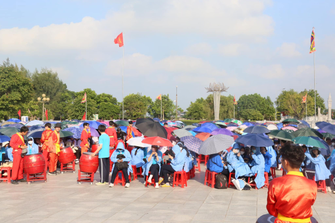 Các bạn học sinh có mặt từ sớm để chuẩn bị cho chung kết  (Ảnh: Ban phát thanh Học đường trường THPT chuyên Trần Phú) 