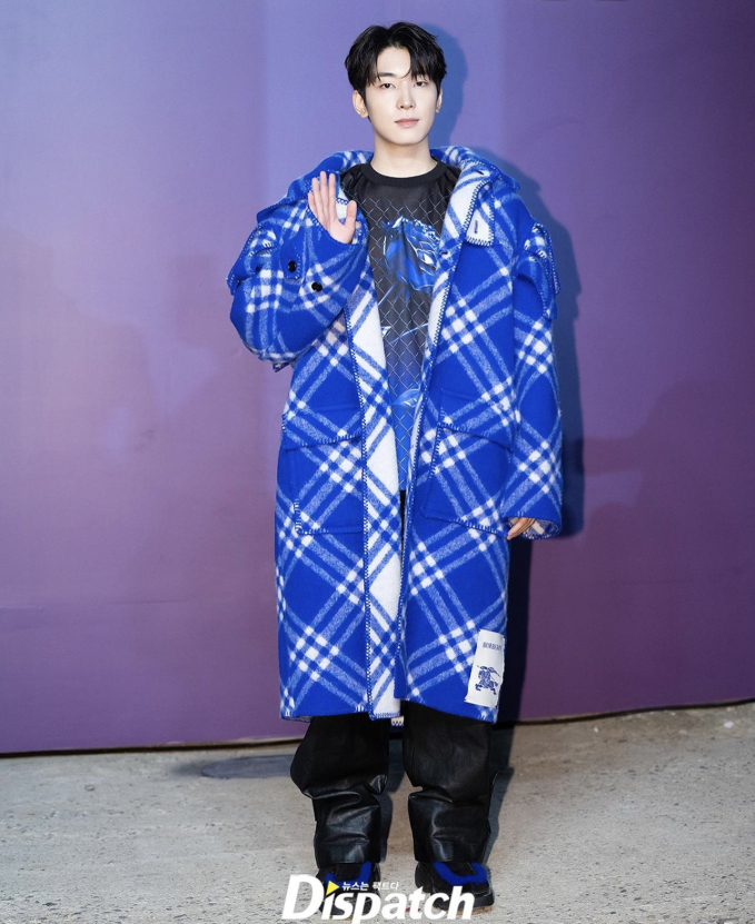 Anh chàng Wonwoo (SEVENTEEN) diện trang phục họa tiết kẻ đậm chất hiphop, streetwear