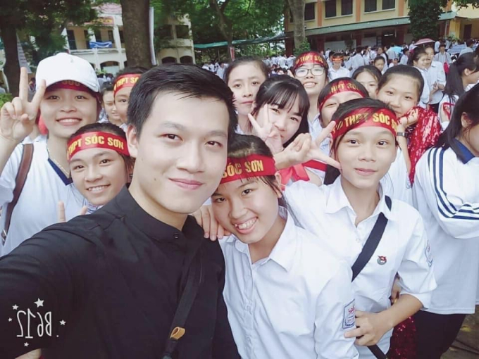 MC Trần Ngọc còn tranh thủ chụp ảnh cùng fan hâm mộ