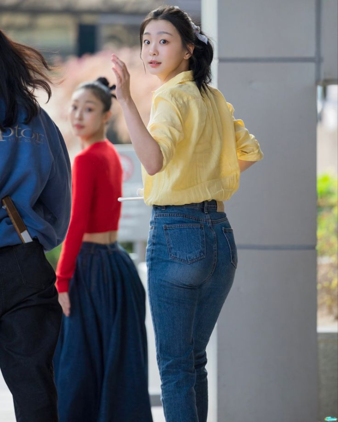   Tương tự như trong phim, ngoài đời cô nàng này cũng đam mê áo sơ mi và quần jeans. 2 item này được Kim Da Mi diện khắp mọi nơi, từ khi đi chơi đến khi đi làm. Cô thường chọn cách sơ vin để tổng thể trang phục trông gọn gàng, chỉn chu hơn. Có lẽ, chính bởi sự dễ mặc, dễ phối của chúng đã chinh phục được trái tim của nữ diễn viên nổi tiếng này.   