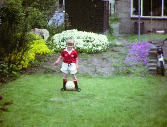David Beckham đam mê bóng đá từ nhỏ. Ảnh cắt từ clip