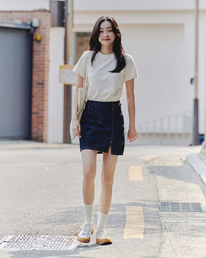   Item thời trang thứ 2 được Kim Da Mi tích cực lăng xê trong những dự án phim mà cô tham gia chính là áo phông basic. Kiểu áo này là lựa chọn tương đối an toàn và phù hợp với mọi vóc dáng. Ngoài ra, chúng cũng giúp Da Mi trông trẻ trung và năng động hơn hẳn khi phải vào vai nữ sinh cấp 3.   