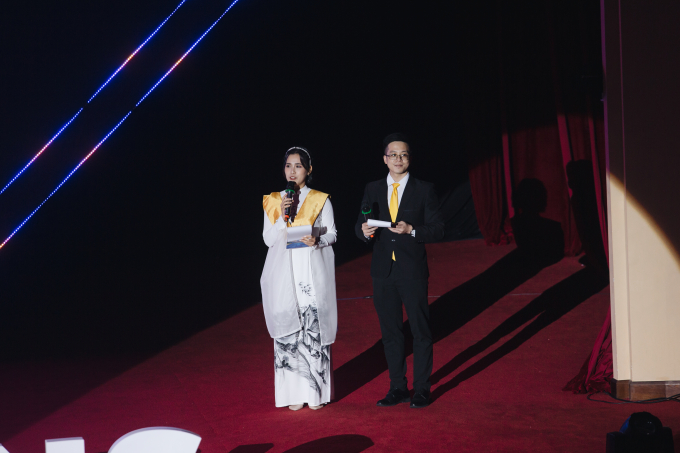 Bộ đôi MC trong lễ khai giảng, toàn bộ chương trình được thực hiện bằng cả tiếng Việt và tiếng Anh