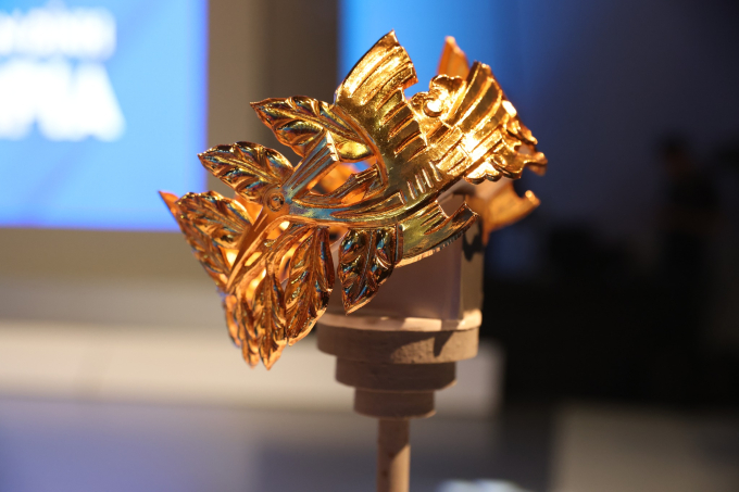 Zoom cậnh cảnh chiếc vòng nguyệt quế mạ vàng 24K dành riêng cho Quán quân Olympia 2023