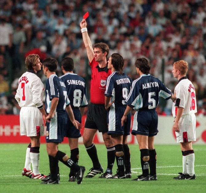 David Beckham nhận vô vàn chỉ trích sau chiếc thẻ đỏ vào năm 1998