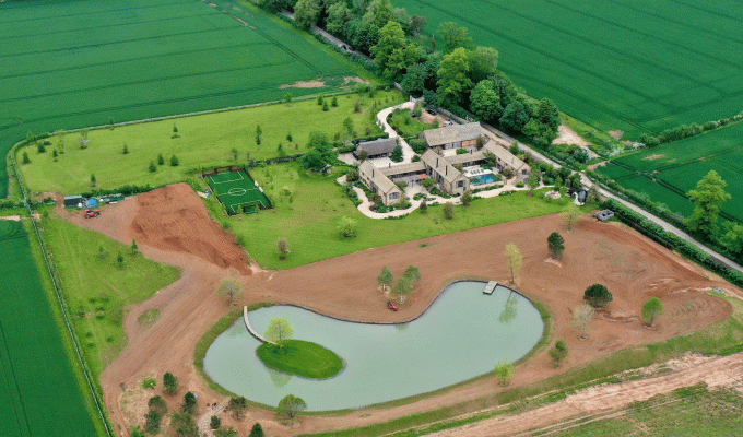Cận cảnh không gian sống của gia đình David Beckham: Cải tạo nhà kho thành khu nghỉ dưỡng, giá trị lên đến 357 tỷ đồng 