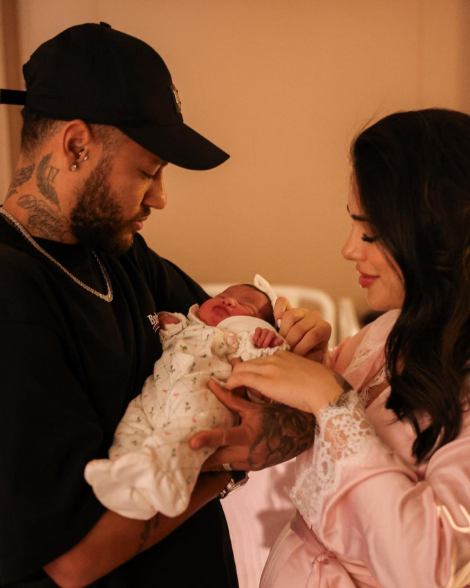 Neymar hạnh phúc bên bạn gái khi đón bé Mavie chào đời