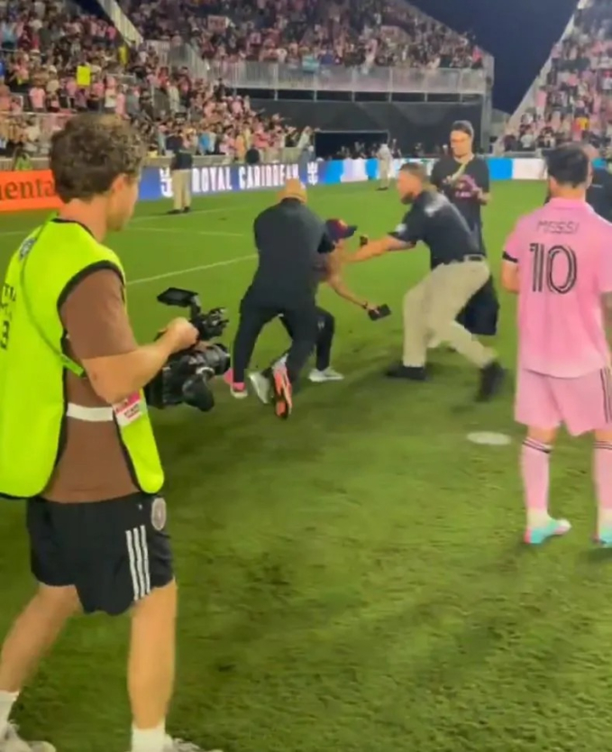 Vệ sĩ của Messi ngăn cản khi một fan nhí tràn vào sân