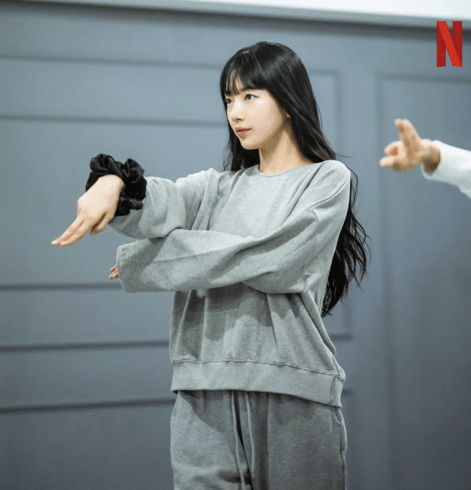  Khi tập luyện, nhân vật của Suzy thường diện những độ đồ thoải mái như áo hoodie hay set đồ nỉ trơn màu. Với outfit này, chị em hoàn toàn có thể học hỏi để áp dụng trong những ngày trời lạnh sắp tới.   