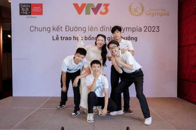 MC Khánh Vy chụp ảnh kỷ niệm với 4 thí sinh Chung kết Olympia 2023