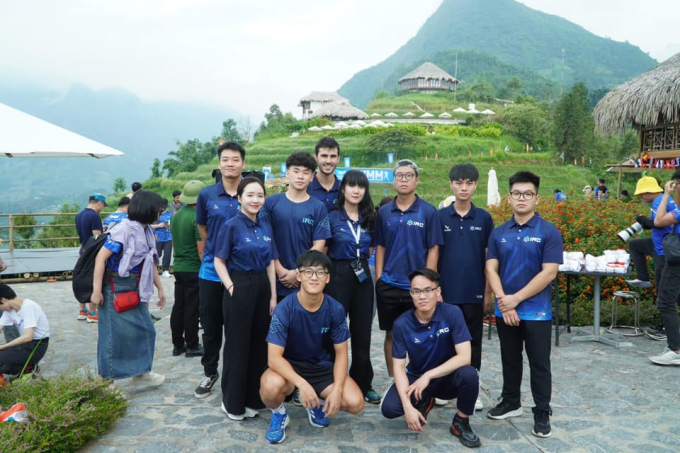 Vợ Xuân Trường cùng toàn thể trung tâm tham gia phục hồi cho VĐV ở giải chạy ở Hà Giang 