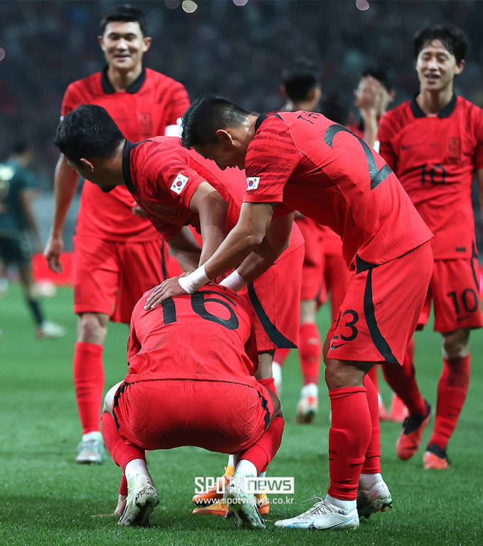 Ui-jo bật khóc vì xúc động sau bàn thắng vào lưới Tunisia cuối tuần trước. Ảnh: SpoTV