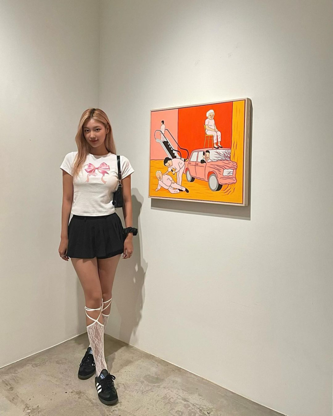 Mỹ nhân '' Địa Ngục Độc Thân 2'' - Park Se Jeong phối chiếc áo này với chân váy xếp ly và giày thể thao.