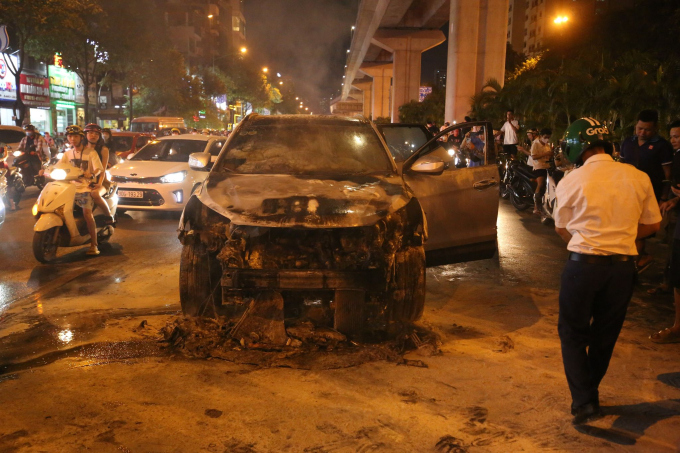 Hà Nội: Ô tô đang lưu thông trên đường bất ngờ bốc cháy, hàng chục người dân hỗ trợ dập lửa
