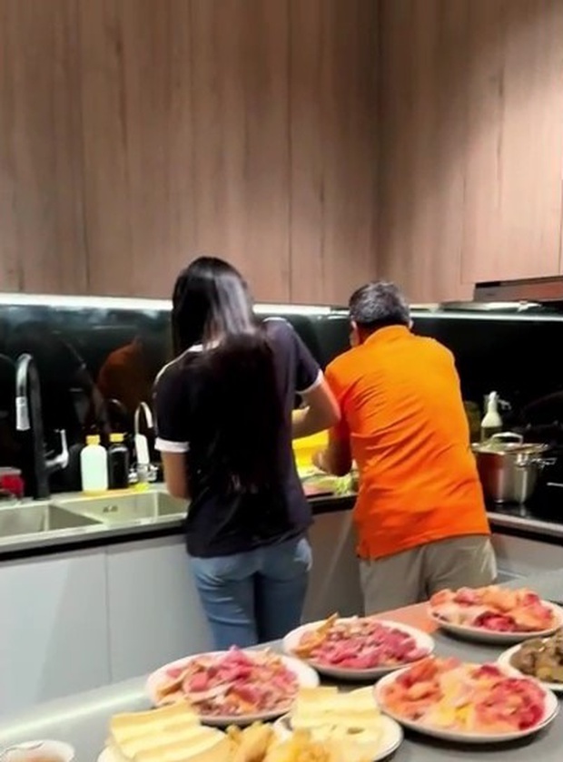 Không gian bếp có Hải My và bố Văn Hậu đang nấu ăn