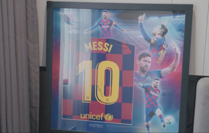 Hậu vệ này còn để hình Messi trong phòng ngủ 