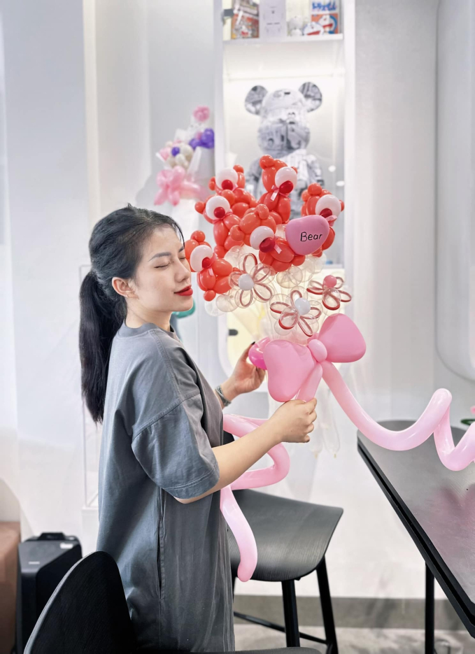 Phương Thảo (26 tuổi, Ninh Bình) đang kinh doanh sản phẩm hoa bóng bay siêu hot