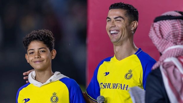Ronaldo Jr mong muốn một ngày được chơi bóng bên cạnh cha