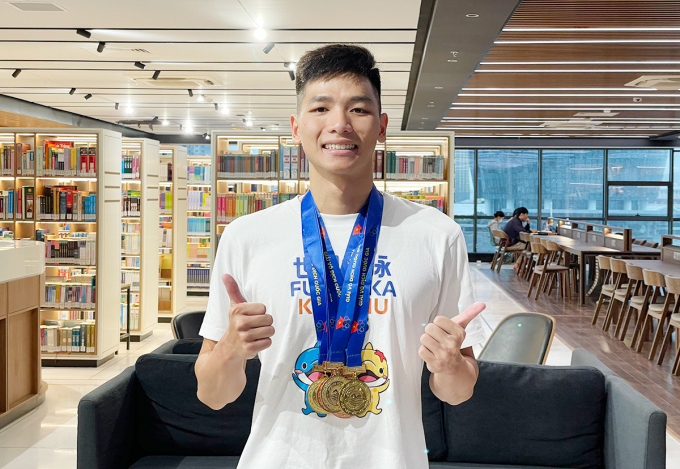 Kim Sơn khoe huy chương tại giải bơi vô địch quốc gia (Ảnh: FBNV)